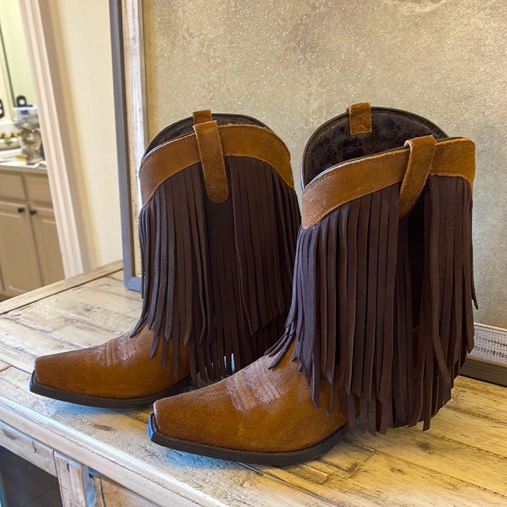 New Ariat Women’s Western Brown Fringe Cowboy Boots. Size 8.5B.